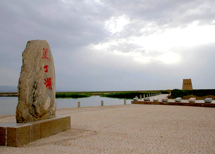 吐鲁番艾丁湖图片